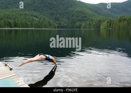 Frau taucht in Kleinsee in der Nähe von Egmont, Sunshine Coast, British Columbia, Kanada Stockfoto