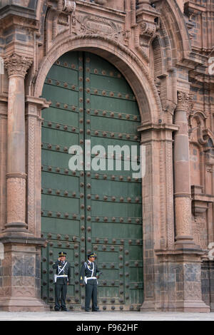 Polizisten vor Cusco Kathedrale Tür, Cuzco, Peru Stockfoto