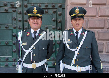 Polizisten vor Cusco Kathedrale Tür, Cuzco, Peru Stockfoto