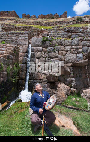 Schamanen bei Tipón, östlich von Cusco, Inka-Ruinen, Peru sind Stockfoto