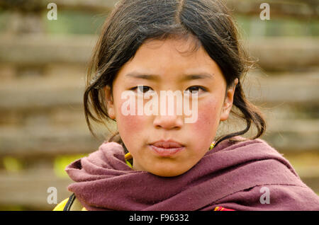 Eine schöne junge Frau posiert für ein Foto im Phobjikha Tal, Bhutan Stockfoto