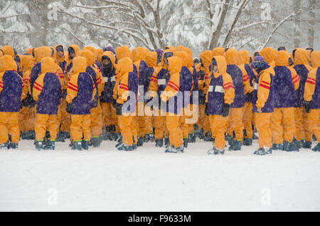 Eine Gruppe von japanischen Schülerinnen und Schüler versammelten sich in einem Skihügel in Niseko, Japan wo sie Skiunterricht nehmen Stockfoto