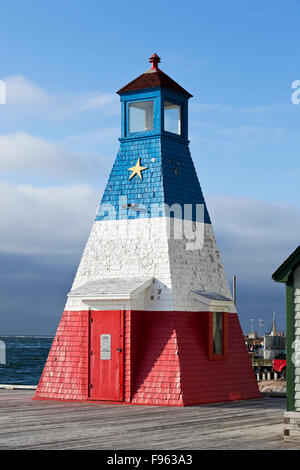 Leuchtturm in Cheticamp, Cape Breton, tragen die Farben und die Sterne der Acadian Flagge. Stockfoto