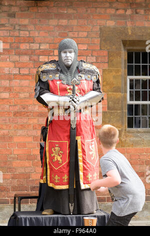 Ritter Straßenkünstler posiert mit großen Schwert und Kind in Stratford-upon-Avon, Warwickshire, England Stockfoto