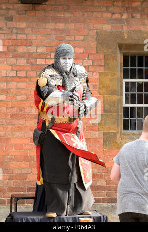 Ritter Straßenkünstler posiert mit großen Schwert und Kind in Stratford-upon-Avon, Warwickshire, England Stockfoto