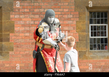 Ritter Straßenkünstler posiert mit großen Schwert und Kind in Stratford-upon-Avon, Warwickshire, England Stockfoto