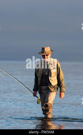 Zwei Fliegenfischen Freunde diskutieren die Fischerei bei Cluxewe Resort in der Nähe von Port McNeill Stockfoto