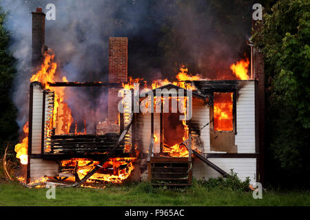 brennendes Haus; Sooke; V. CHR.; Vancouver Island; Feuer; Sooke Feuerwehr Stockfoto