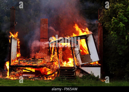 brennendes Haus; Sooke; V. CHR.; Vancouver Island; Feuer; Sooke Feuerwehr Stockfoto