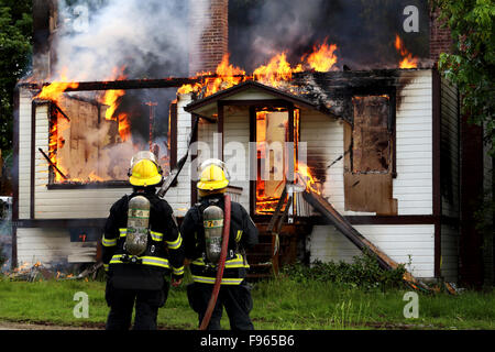 brennendes Haus; Sooke; V. CHR.; Vancouver Island; Feuer; Sooke Feuerwehr Stockfoto