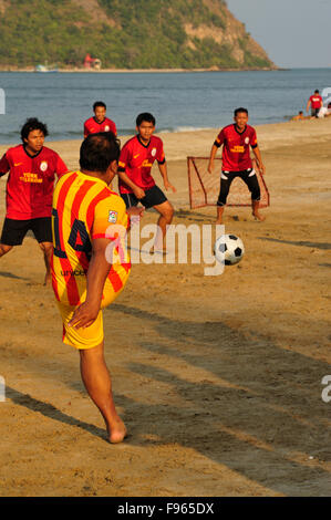 Männer spielen Fußball, Fußball, am Strand, Dolphin Bay, Provinz Prachuap Khiri Khan, Thailand Stockfoto