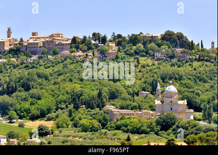 Blick auf Montepulciano, historische Stadt der Renaissance, mit dem Dom Madonna di San Biagio, Toskana, Italien Stockfoto