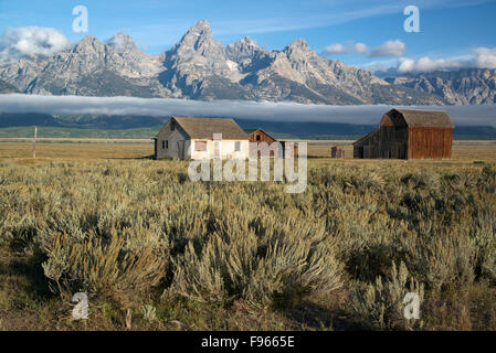 Landschaftlich von Teton Bergkette und historischen Gebäuden von t.a. Moulton Ranch auf Mormone Zeile im Grand Teton National Park, Stockfoto