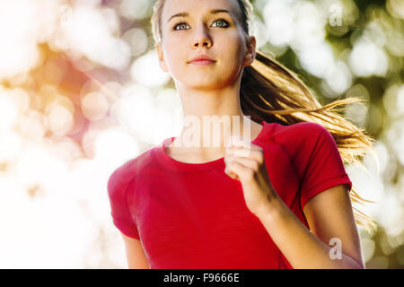 Porträt des jungen weiblichen Läufer Joggen in der Stadt. Stockfoto