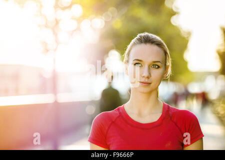 Junge sportliche Frau zu Fuß auf dem Stadt-Kai am Morgen. Stockfoto