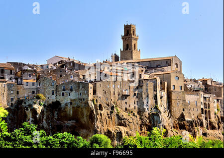 Pitigliano auf Felsen, schmale hoch gebaut Häuser, aus vulkanischem Tuff Stein, Toskana, Italien Stockfoto