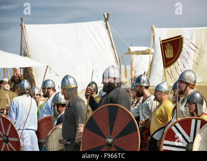 Wikinger in der Schlacht Reenactment auf isländischen Festival, Gimli, Manitoba, Kanada Stockfoto