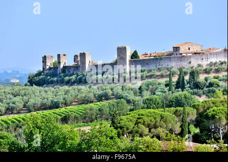 Monteriggioni mit seiner kompletten Wand und beobachten Stadttürme des Mittelalters, Toskana, Italien