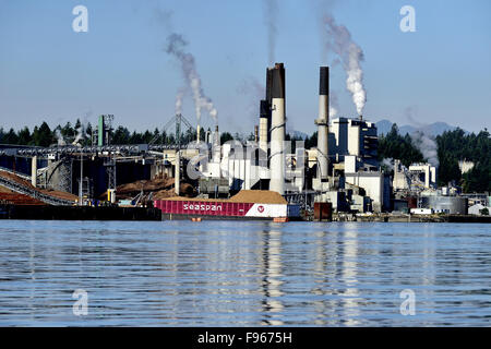 Ein Bild von einem Zellstoffwerk arbeiten auf der Uferpromenade Hafen von Nanaimo Vancouver Island in British Columbia Kanada. Stockfoto