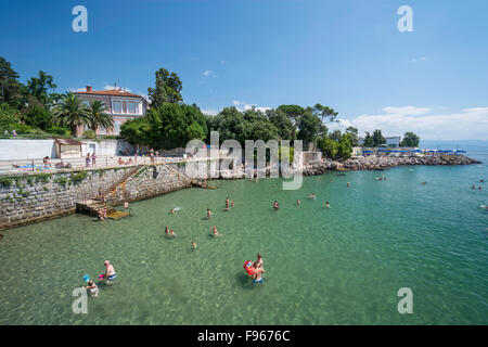 Touristen, die schwimmen an der Küste in Opatija, Kroatien Stockfoto