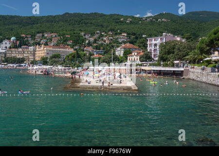 Touristen, die schwimmen an der Küste in Opatija, Kroatien Stockfoto