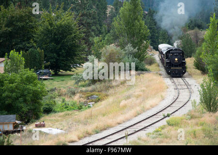 Die Kettle Valley Dampfeisenbahn, unter der Leitung von Lok 3716 dampft durch Summerland, British Columbia, Kanada Stockfoto