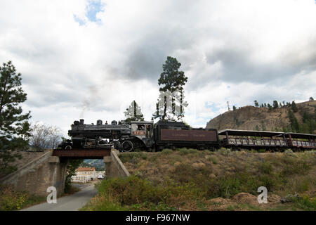 Die Kettle Valley Dampfeisenbahn, unter der Leitung von Lok 3716 dampft durch Summerland, British Columbia, Kanada. Stockfoto