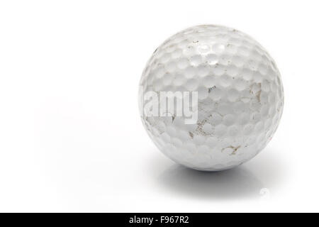 Alte gebrauchte Golfball isoliert auf weiss Stockfoto