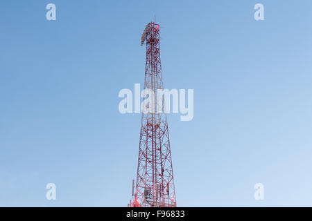 Telekommunikation-Turm und blauer Himmel Stockfoto