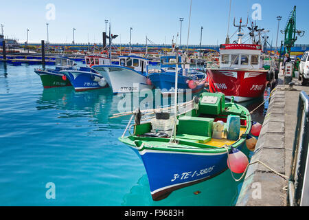 Schiffe und Boote im Hafen in Los Cristianos Stadt. Tenerife, Canary. Spanien. Stockfoto