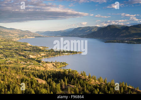 Ansicht des Skaha See und die Berge von Peach Klippe Gebirge in Okanagan Falls, British Columbia, Kanada Stockfoto