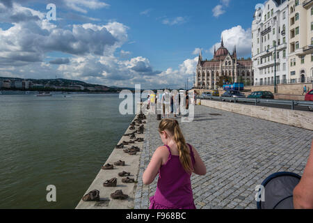 An den Ufern des Flusses zwischen Széchenyi István Tér und Parlament ist ein Denkmal für ungarische Juden erschossen und in geworfen Stockfoto