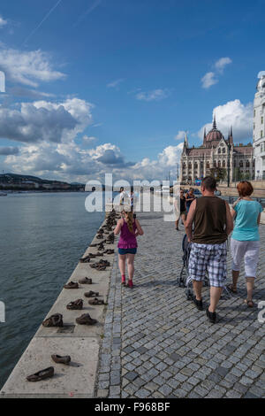 An den Ufern des Flusses zwischen Széchenyi István Tér und Parlament ist ein Denkmal für ungarische Juden erschossen und in geworfen Stockfoto