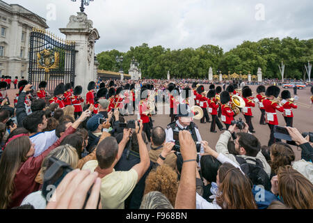Ändern der Wachablösung erfolgt in Windsor Castle am 16. August 2014, Windsor, England. Britische Wachen in roten Uniformen sind Stockfoto