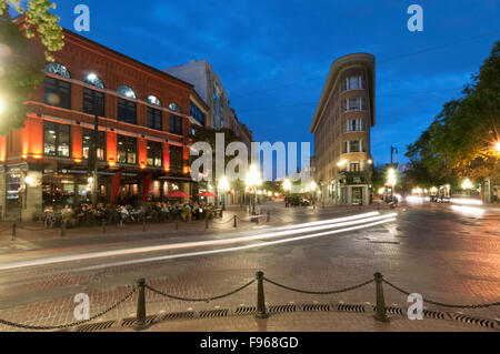 Touristen genießen es, ihre Mahlzeiten auf der Straßencafé. Hotel Europe ist ein dreieckiger Kulturdenkmal oder "Flatiron" in Stockfoto
