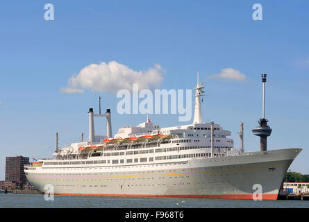 Kreuzfahrtschiff im Hafen von Rotterdam, Holland. Im Hintergrund rechts, der Euromast-Turm. Stockfoto
