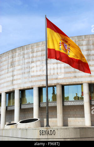 Fassade des Gebäudes von der Senat (Senado) in Madrid, Spanien, Europa. Im Vordergrund der spanischen Flagge. Stockfoto