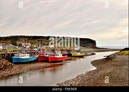 Eine horizontale Landschaftsbild der bunten Fischerboote Ostküste gefesselt auf der Werft in Alma New Brunswick bei Ebbe. Stockfoto