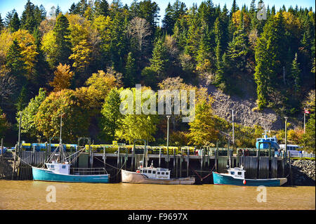 Drei Ostküste Angelboote/Fischerboote gefesselt auf der Werft in Saint Martins New Brunswick, Kanada Stockfoto