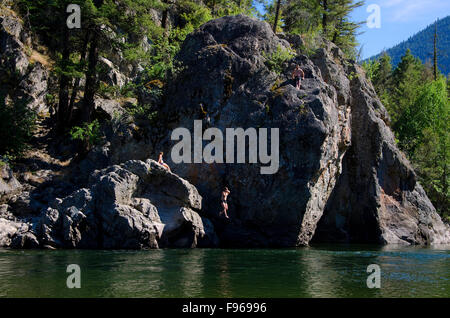 Abspringen Bromley Rock in den Similkameen River, Bromley Rock Provincial Park in der Nähe von Princeton, British Columbia, Kanada Stockfoto