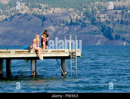 Junge Familie Fische aus der Werft bei Rotary Park in Summerland, in der Okanagan Region von British Columbia, Kanada. Stockfoto