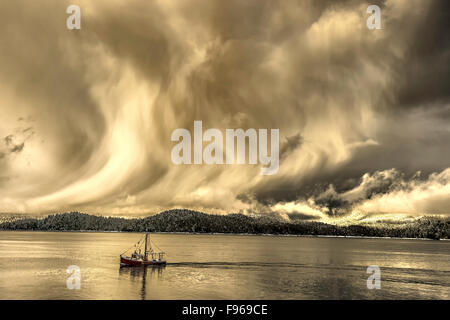 Malerische Schuss von Engel Wolken und Lachs Troller im Winter Zeit Prince Rupert, Britisch-Kolumbien, Kanada Stockfoto