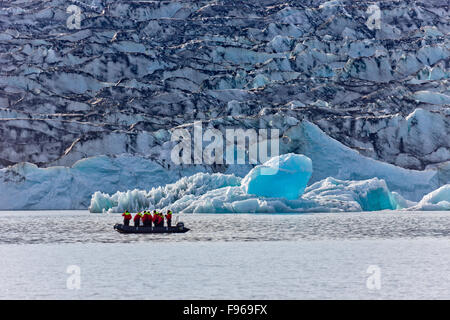 Schlauchboot mit Touristen, Jökulsárlón Glacial Lagune, Breidamerkurjokull Gletscher, Vatnajökull-Eiskappe. Island Stockfoto