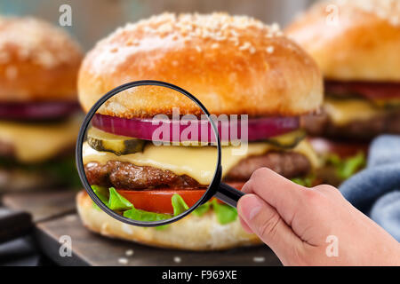 Lupe untersuchen burger Stockfoto