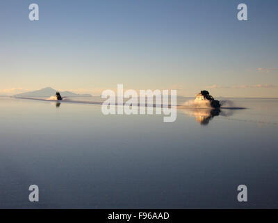Jeeps über dem Salzsee Salar de Uyuni in Bolivien. Stockfoto