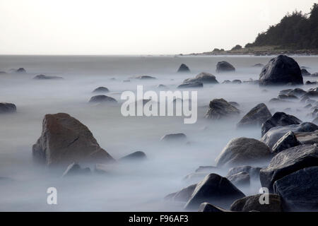 Strand, Felsen und Wellen, Langzeitbelichtung, Wintersturm beobachten, Stormlight, Wandern, Fotografie, Sunset Trail, Savary Island, Stockfoto