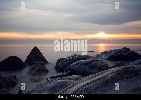 Pyramidenförmige Felsen, Strand Felsen und Wellen, Sonnenuntergang, Langzeitbelichtung, Fotografie, Winterwetter, Roberts Creek, Sunshine Coast, Stockfoto