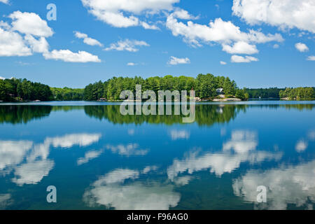 Wolken spiegeln sich in Clear Lake, in der Nähe von Parry Sound, Ontario, Kanada Stockfoto