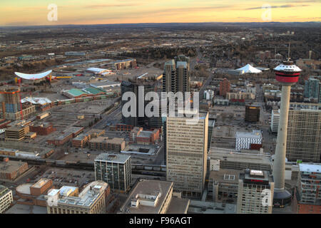 Der Saddledome, Stampede Gelände, Calgary Tower, Talisman-Zentrum und West Downtown Calgary vor Sonnenuntergang vom Bug aus gesehen Stockfoto