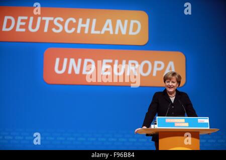 (151215)--15. Dezember 2015 (Xinhua)--die deutsche Bundeskanzlerin und Führer der Christlich Demokratischen Union (CDU) Angela Merkel macht ihre Keynote-Rede während der CDU-Parteitag in Karlsruhe, Deutschland 14. Dezember 2015. (Xinhua/Luo Huanhuan) Stockfoto